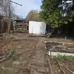 Gasiorex - Teren po rozbiórce w Chorzowie: gruz, resztki konstrukcji i ścieżka. Widoczne fragmenty budynków i drzewa. Prace porządkowe po demontażu.