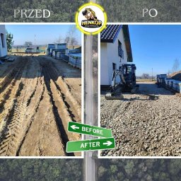 Henkop - usługi minikoparką Henryk Kubiciel - Zdjęcie 'przed i po' z prac ziemnych: teren przed domem z wykopami i po utwardzeniu kruszywem, z mini koparką w tle. Widoczne palety z kostką brukową.