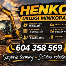 Henkop - usługi minikoparką Henryk Kubiciel - Żółta minikoparka z łyżką pełną ziemi na tle grafiki reklamowej z ofertą usług: wykopy, niwelacje, drenaże, fundamenty, ogrody i numerem telefonu. Szybkie terminy, solidna robota.
