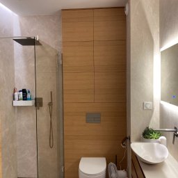 AKIRO - Marcin Abramowicz - Zabudowa łazienkowa (geberit, szafka nad geberitem) - fornir dąb