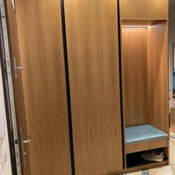 AKIRO - Marcin Abramowicz - Zabudowa przedpokoju - fornir dąb + LED + siedzisko