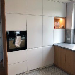 AKIRO - Marcin Abramowicz - Zabudowa kuchenna - fronty MDF lakier biały + reszta zabudowy w laminacie drewnopodobnym