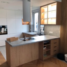 AKIRO - Marcin Abramowicz - Zabudowa kuchenna - fronty lakier biały mat (MDF) oraz reszta zabudowy w płycie laminowanej drewnopodobnej