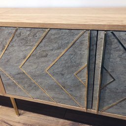 AKIRO - Marcin Abramowicz - Szafka RTV, korpus z płyty fornirowanej dębowej, fronty z forniru kamiennego ze wstawkami z mosiądzu