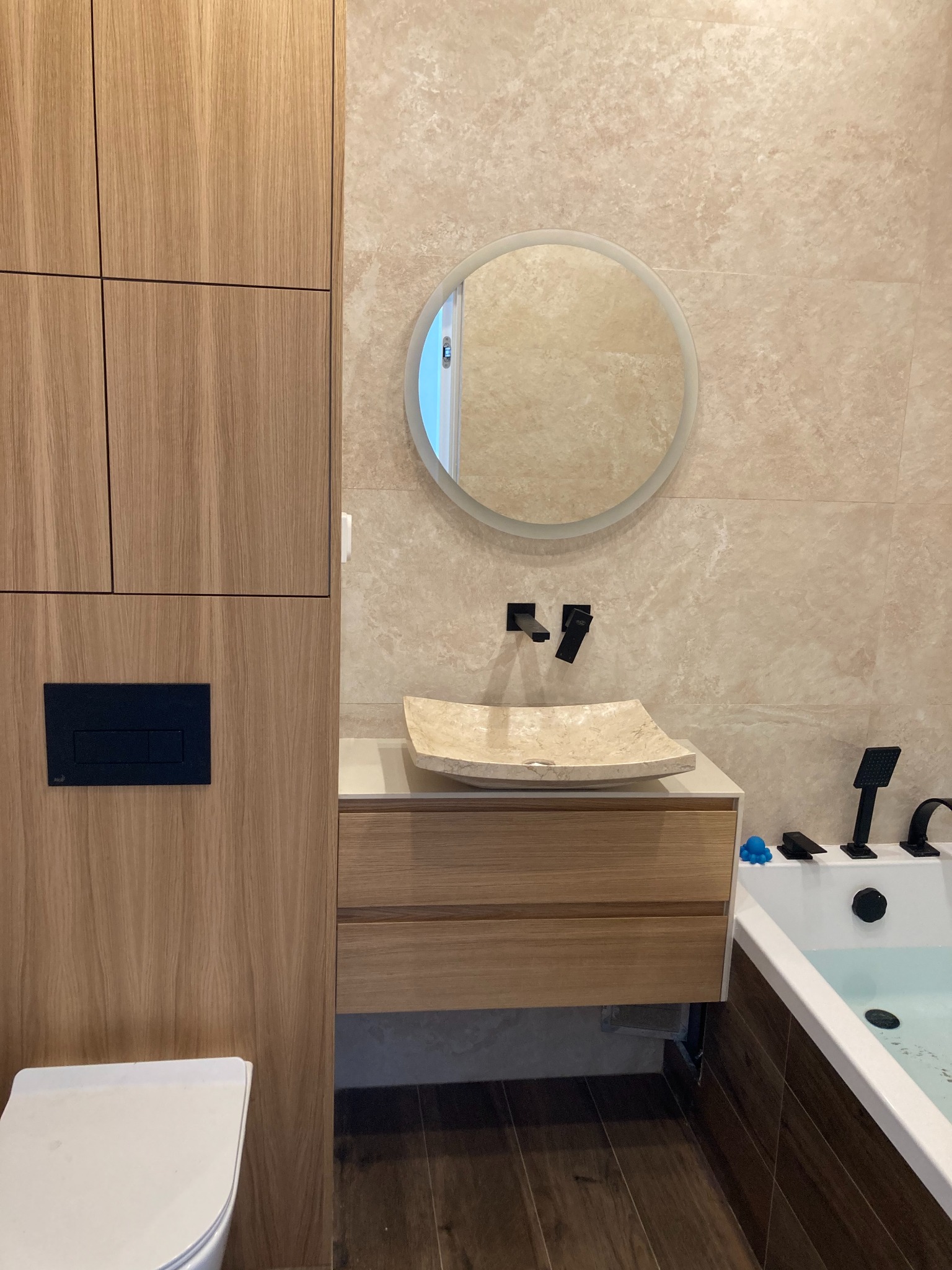 Zabudowa łazienkowa (geberit + szafka nad geberitem + szafka umywalkowa), fornir dębowy + lakier półmat.