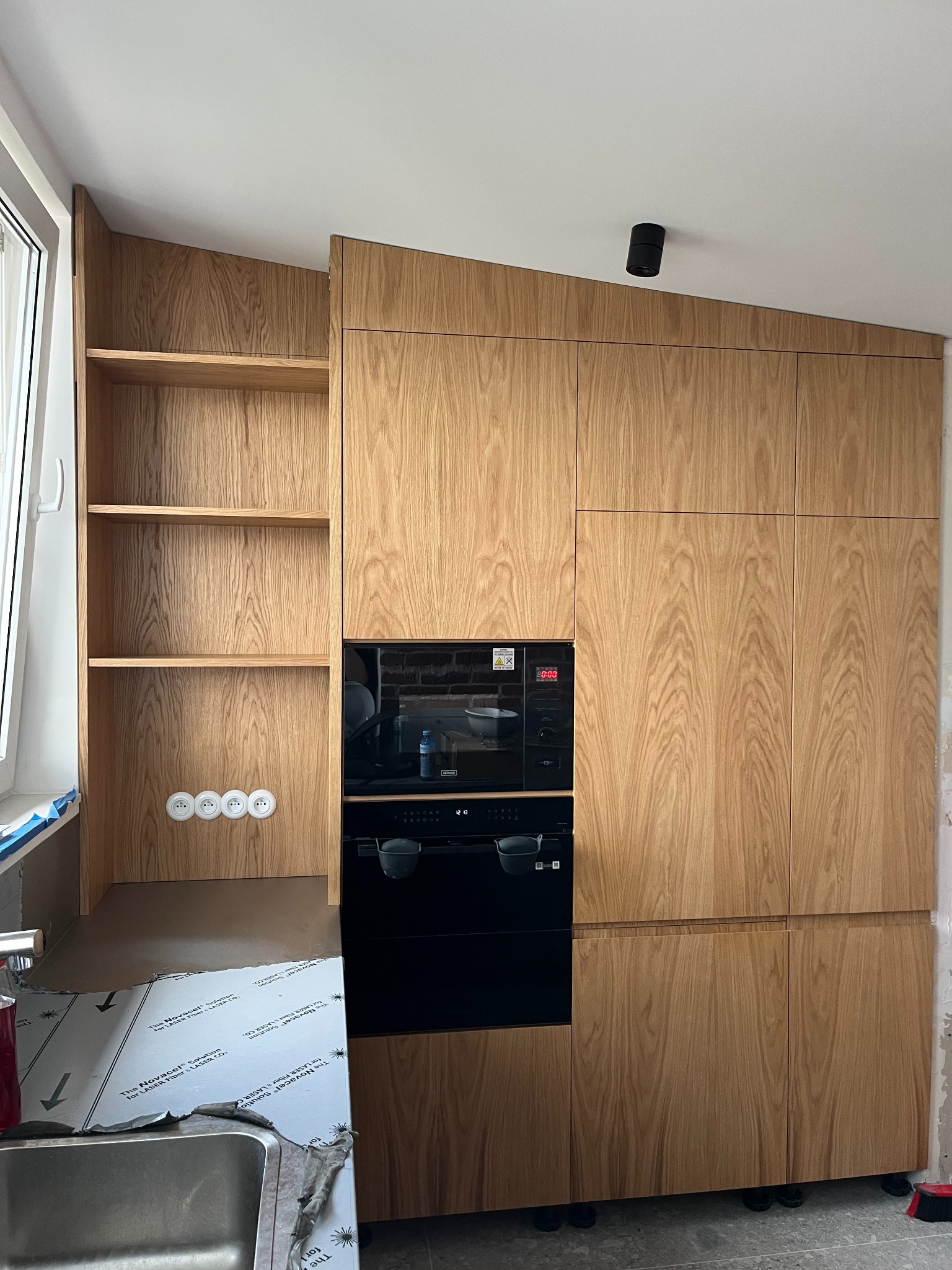 Zdjęcie wykonane w trakcie prac - zabudowa kuchenna, forniry dębowe (skos - mieszkanie na poddaszu)