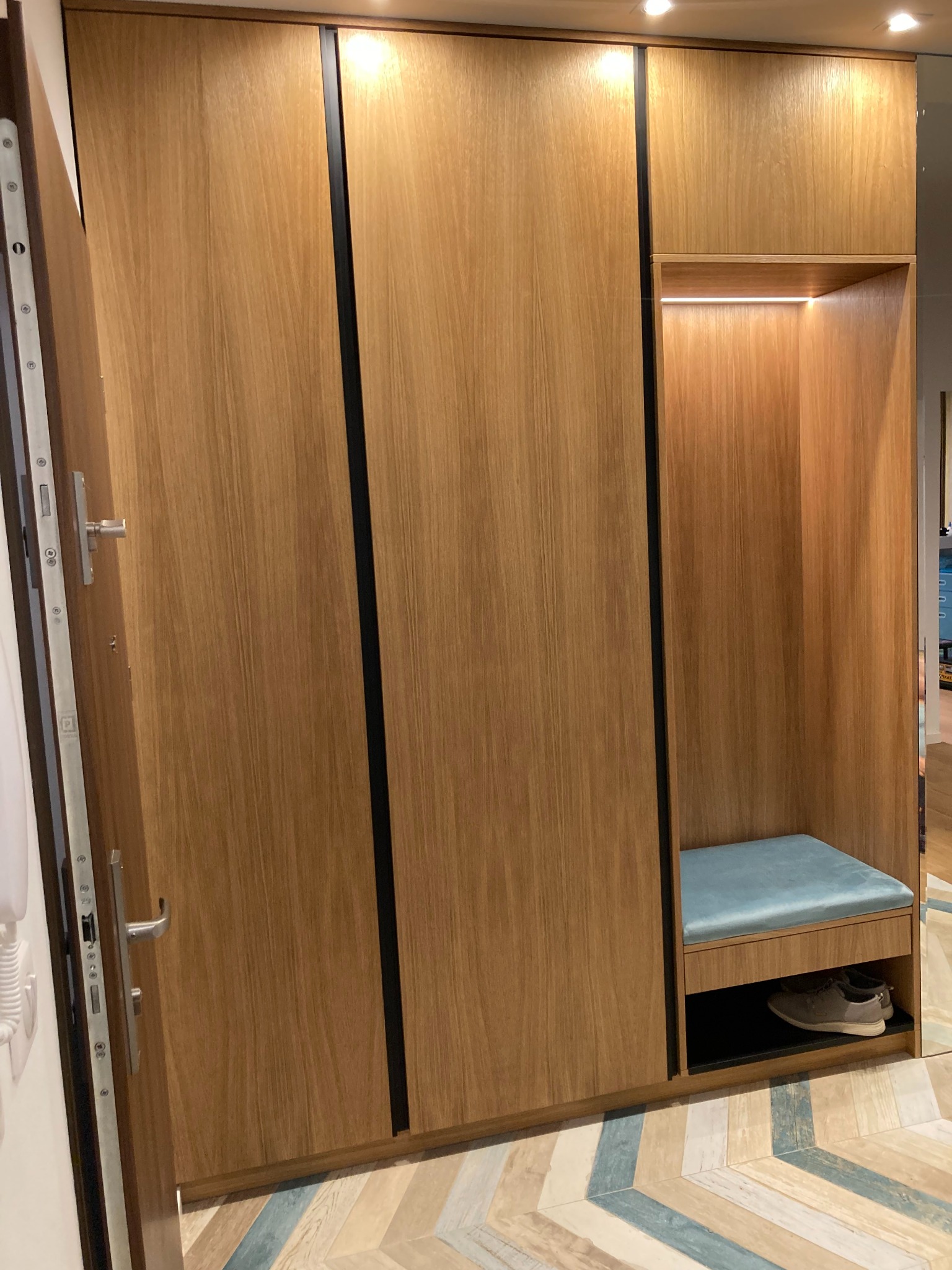 Zabudowa przedpokoju - fornir dąb + LED + siedzisko