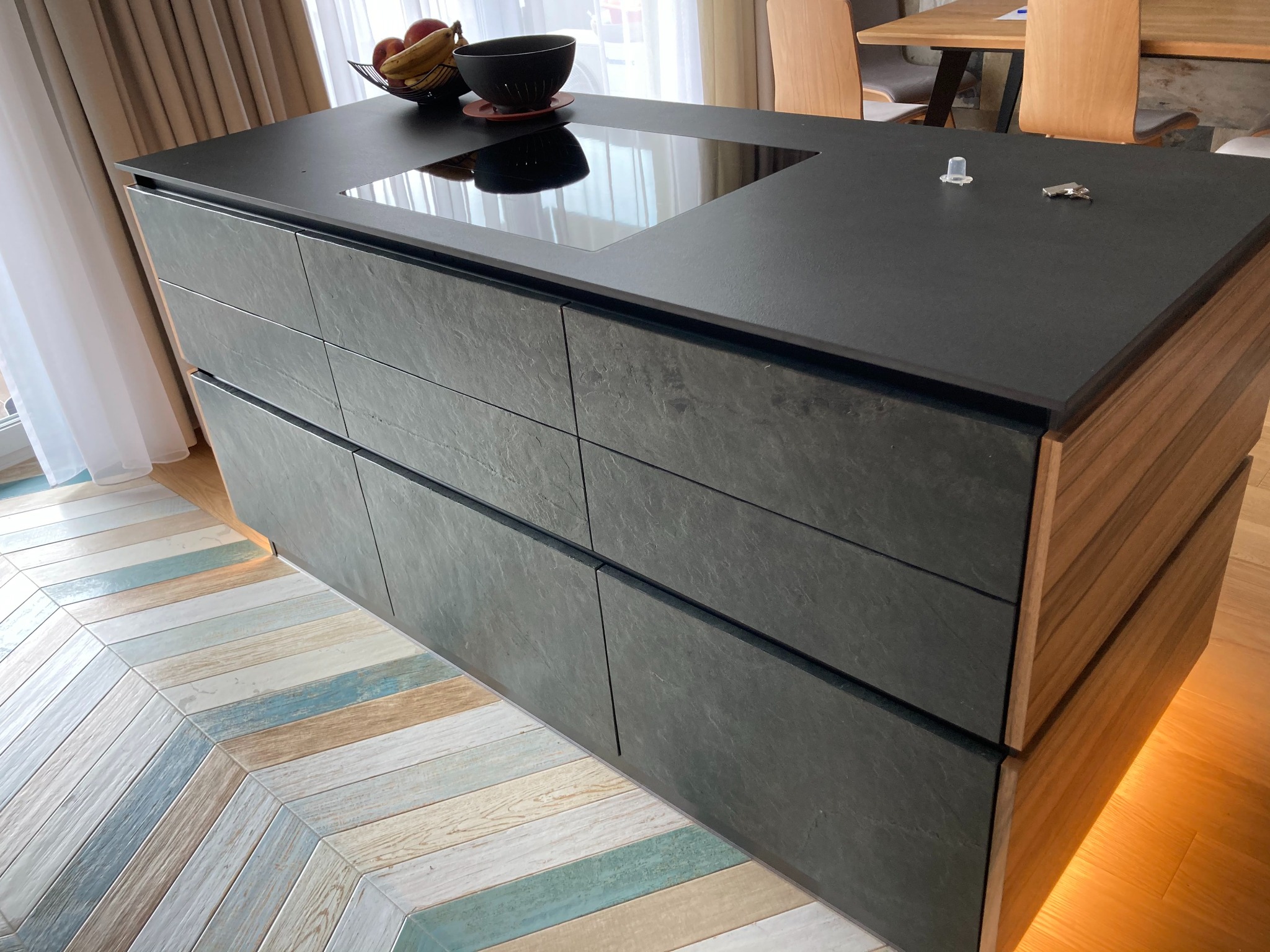 Zabudowa kuchenna - wyspa - fornir paldao + fornir kamienny