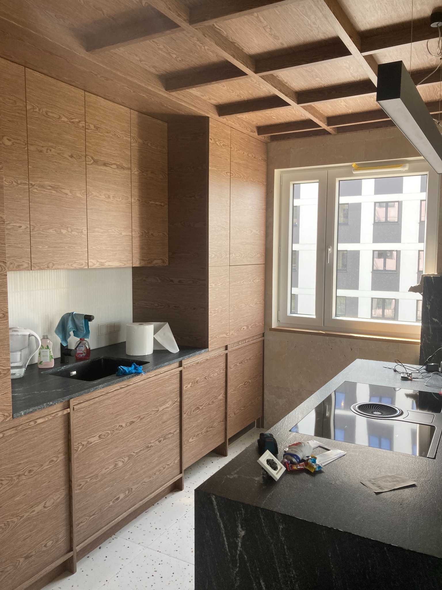 Zabudowa kuchenna + kasetony na suficie, fornir modyfikowany, styl japandi