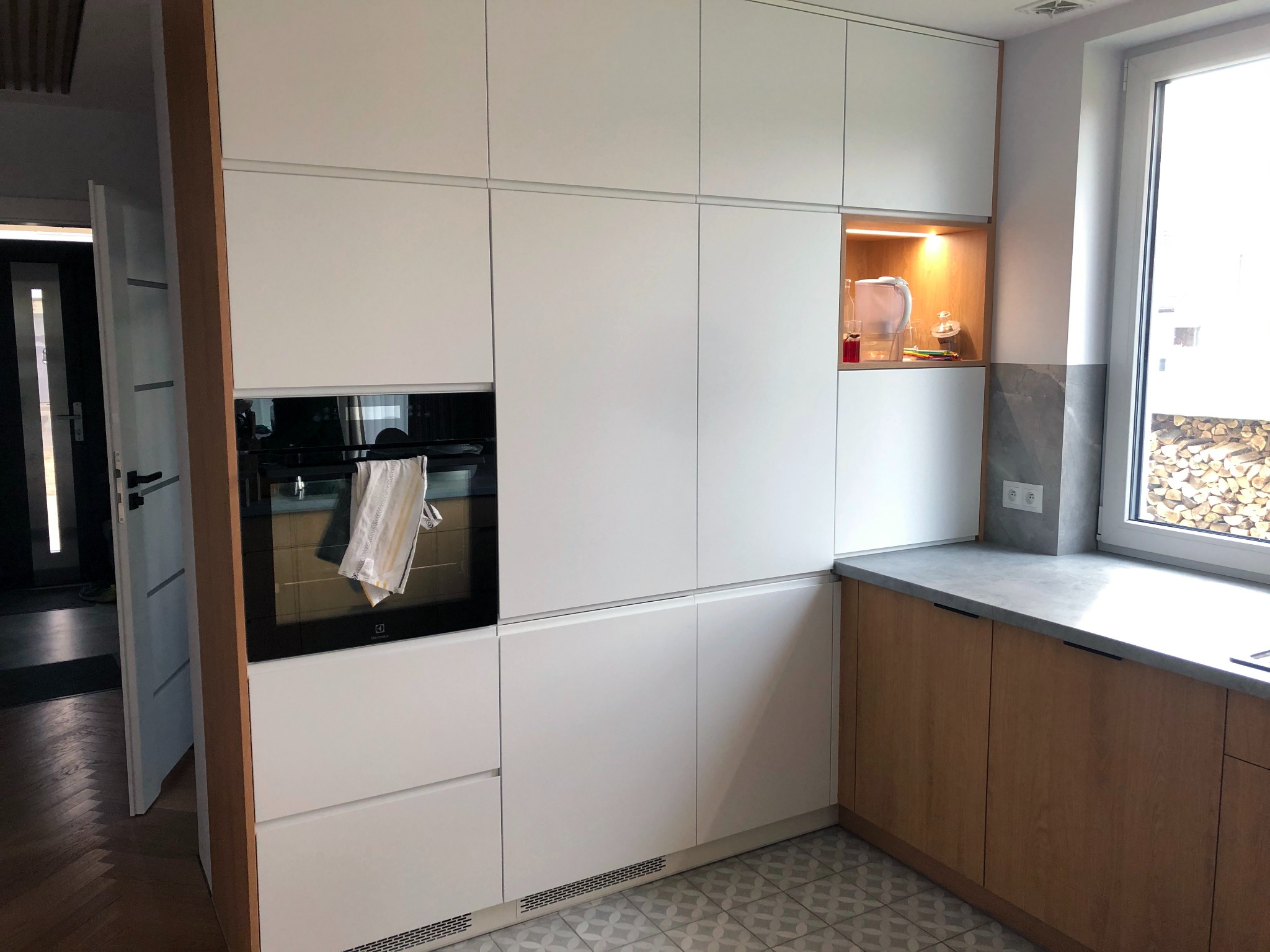 Zabudowa kuchenna - fronty MDF lakier biały + reszta zabudowy w laminacie drewnopodobnym