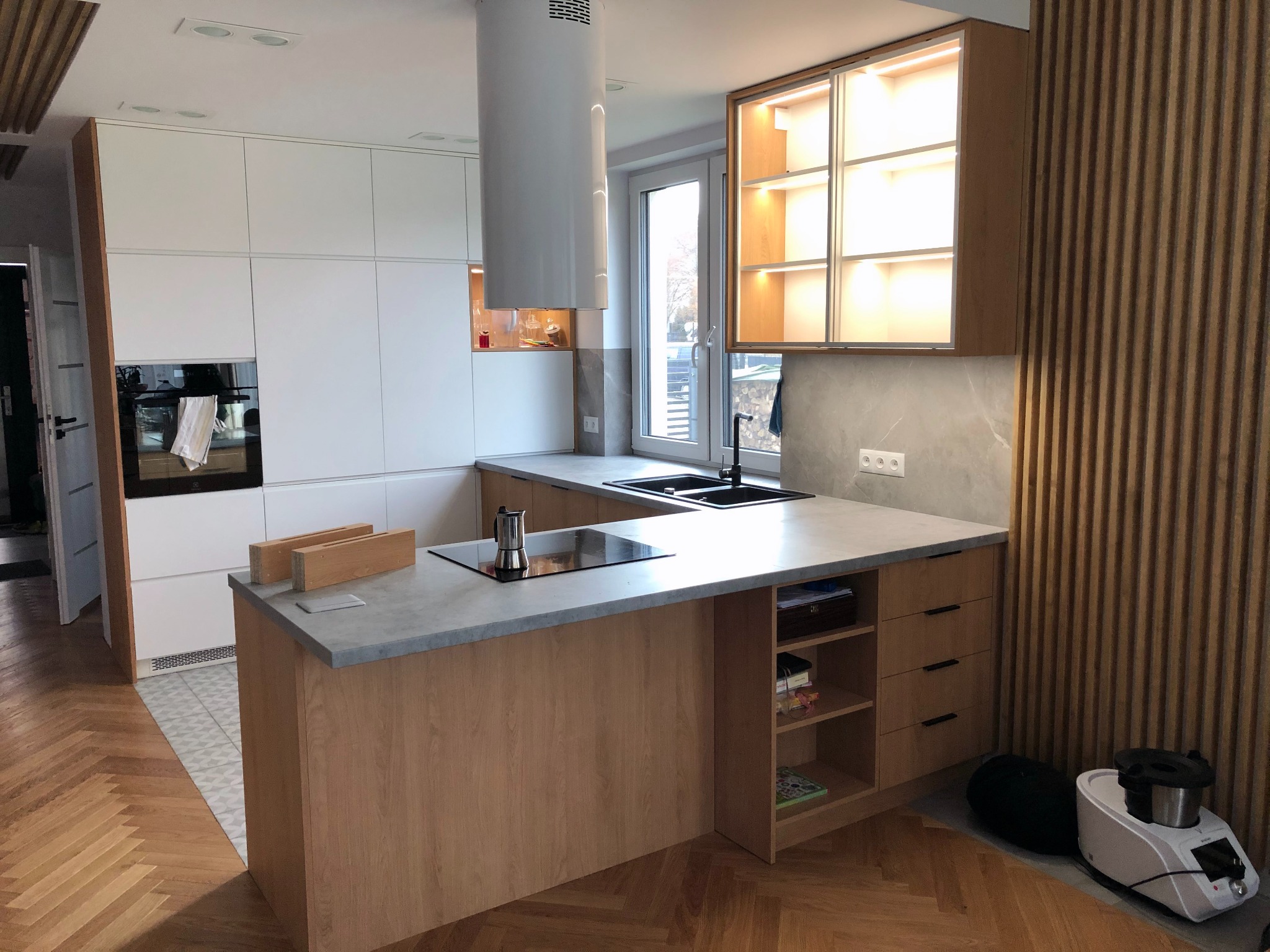 Zabudowa kuchenna - fronty lakier biały mat (MDF) oraz reszta zabudowy w płycie laminowanej drewnopodobnej