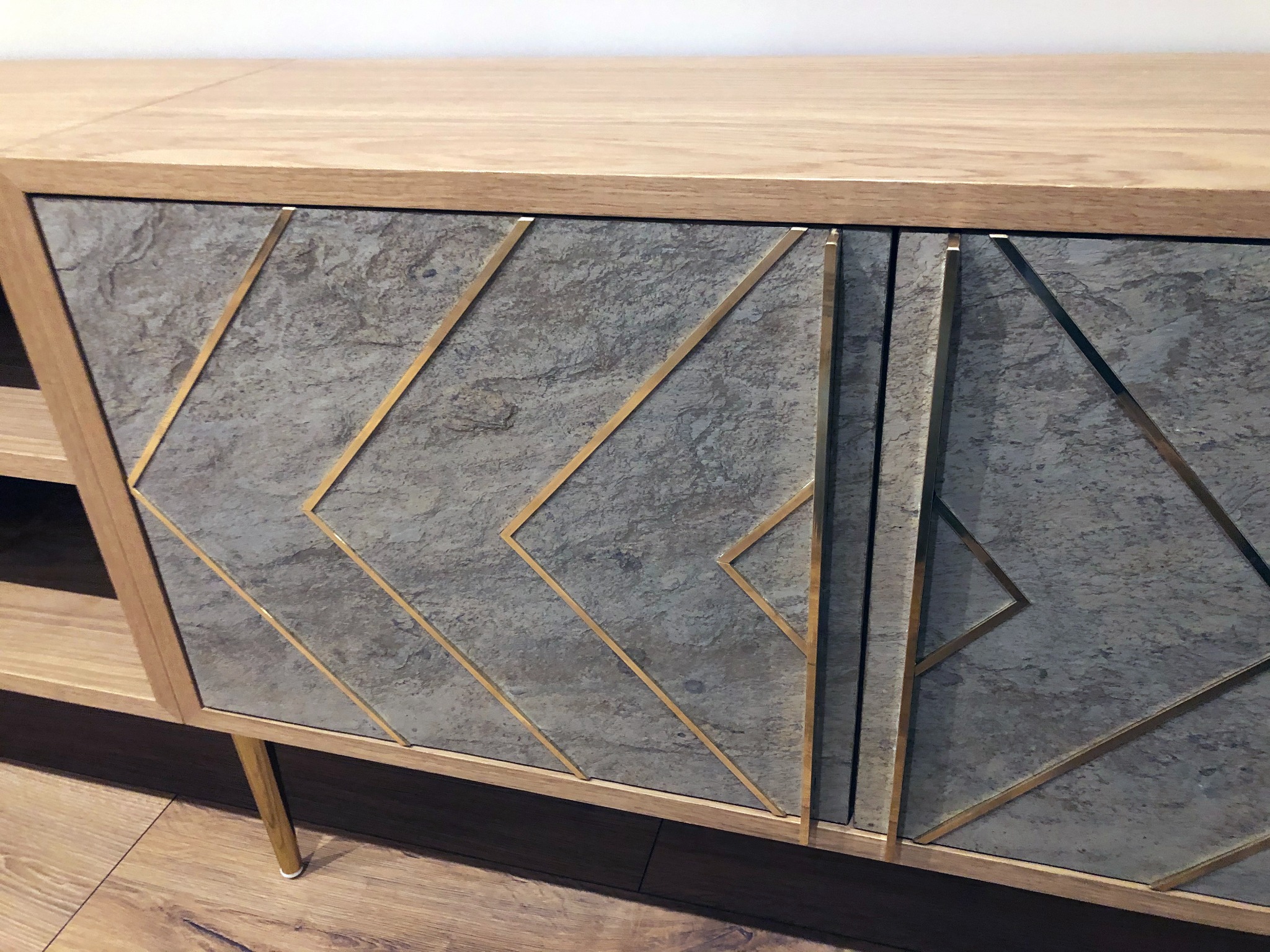 Szafka RTV, korpus z płyty fornirowanej dębowej, fronty z forniru kamiennego ze wstawkami z mosiądzu