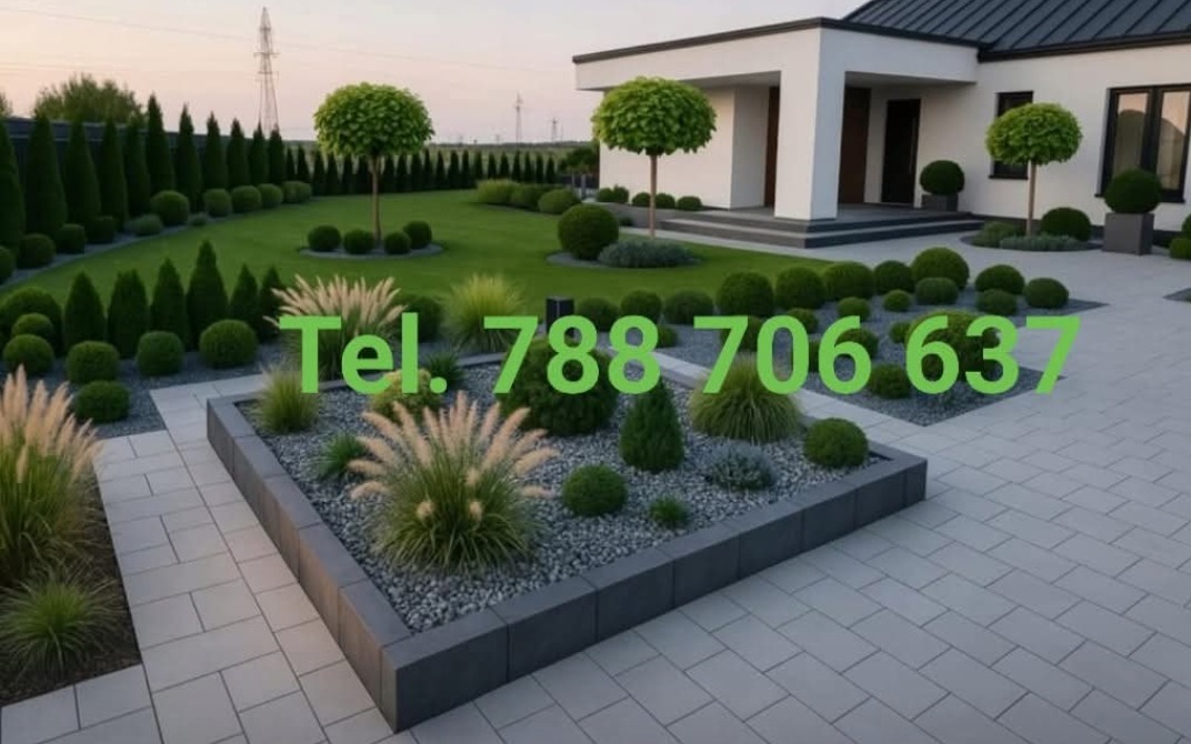 Nowoczesny ogród z równo przystrzyżonym trawnikiem, kulistymi drzewami i ozdobnymi rabatami na tle białego domu z ciemnym dachem. Na zdjęciu widoczny numer telefonu.