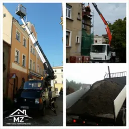 Prace elewacyjne z użyciem podnośnika koszowego i dźwigu, widoczne rusztowania i materiały budowlane, logo firmy ogólnobudowlanej w rogu.