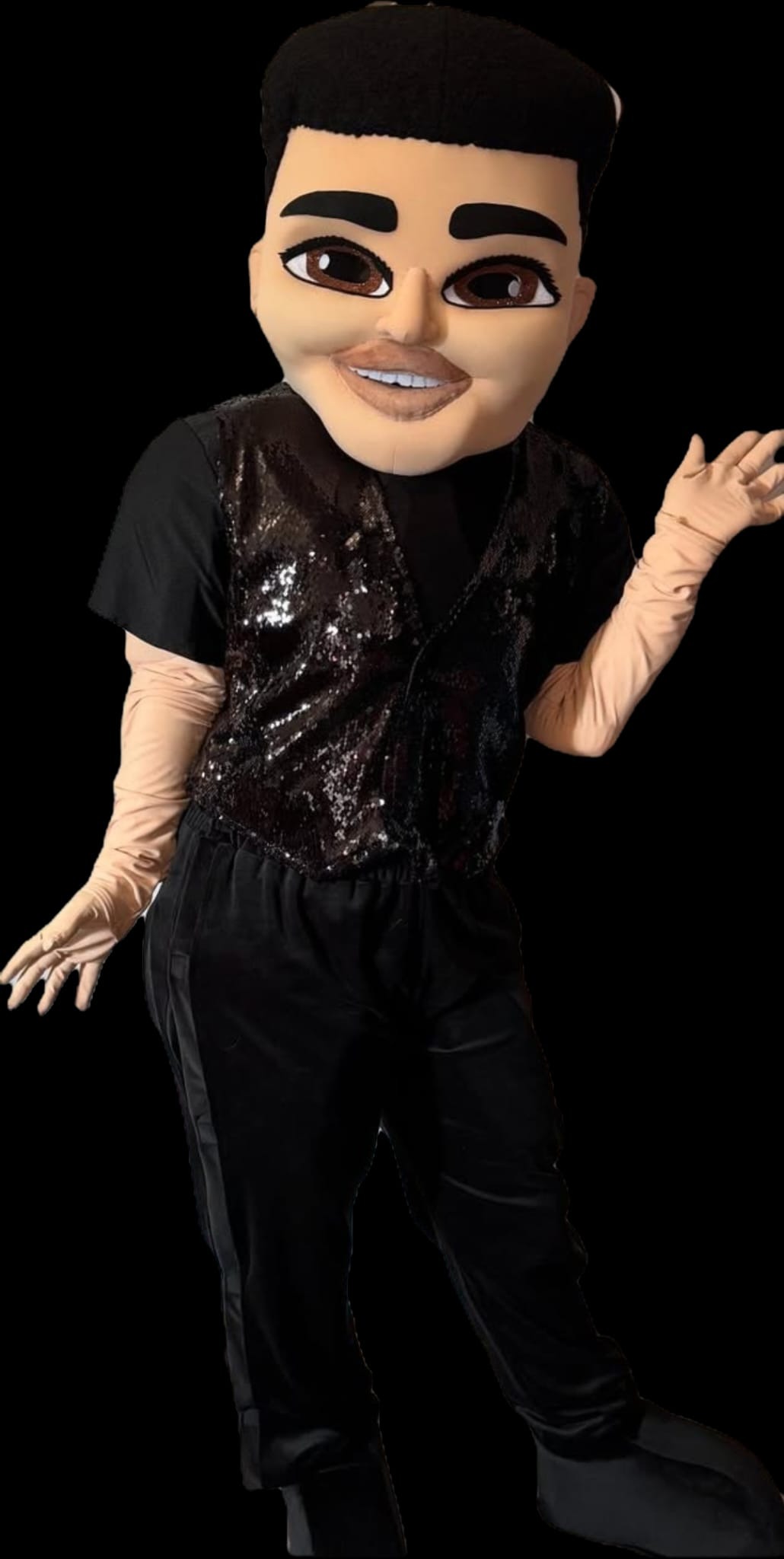 Osoba w kostiumie z dużą głową, czarnym topem, błyszczącą kamizelką i beżowymi rękawiczkami, pozująca na czarnym tle. Nietypowy strój.