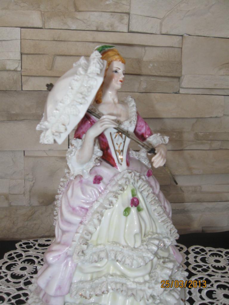 Porcelanowa dama z parasolką - CUDO