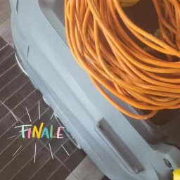 Robota na Glanc - Profesjonalna maszyna czyszcząca z pomarańczowym kablem na podłodze w Chorzowie. Widoczne buty osoby obsługującej urządzenie. Sprzęt do sprzątania.