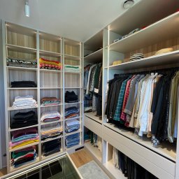 FURNIGO - Nowoczesna garderoba na wymiar z oświetleniem LED. Jasne półki z ubraniami, wieszaki z odzieżą. Minimalistyczny design, funkcjonalne rozwiązanie do przechowywania.