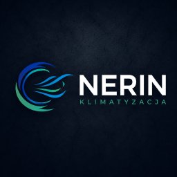 NERIN - Klimatyzacja - Logo NERIN KLIMATYZACJA: stylizowany symbol w odcieniach błękitu i zieleni, sugerujący ruch powietrza, obok białego napisu na ciemnym, teksturowanym tle.