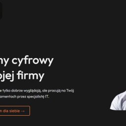 WebAzymut - Strona internetowa firmy Webazymut z hasłem 'Wyznaczamy cyfrowy azymut Twojej firmy' i zdjęciem mężczyzny w okularach słonecznych.