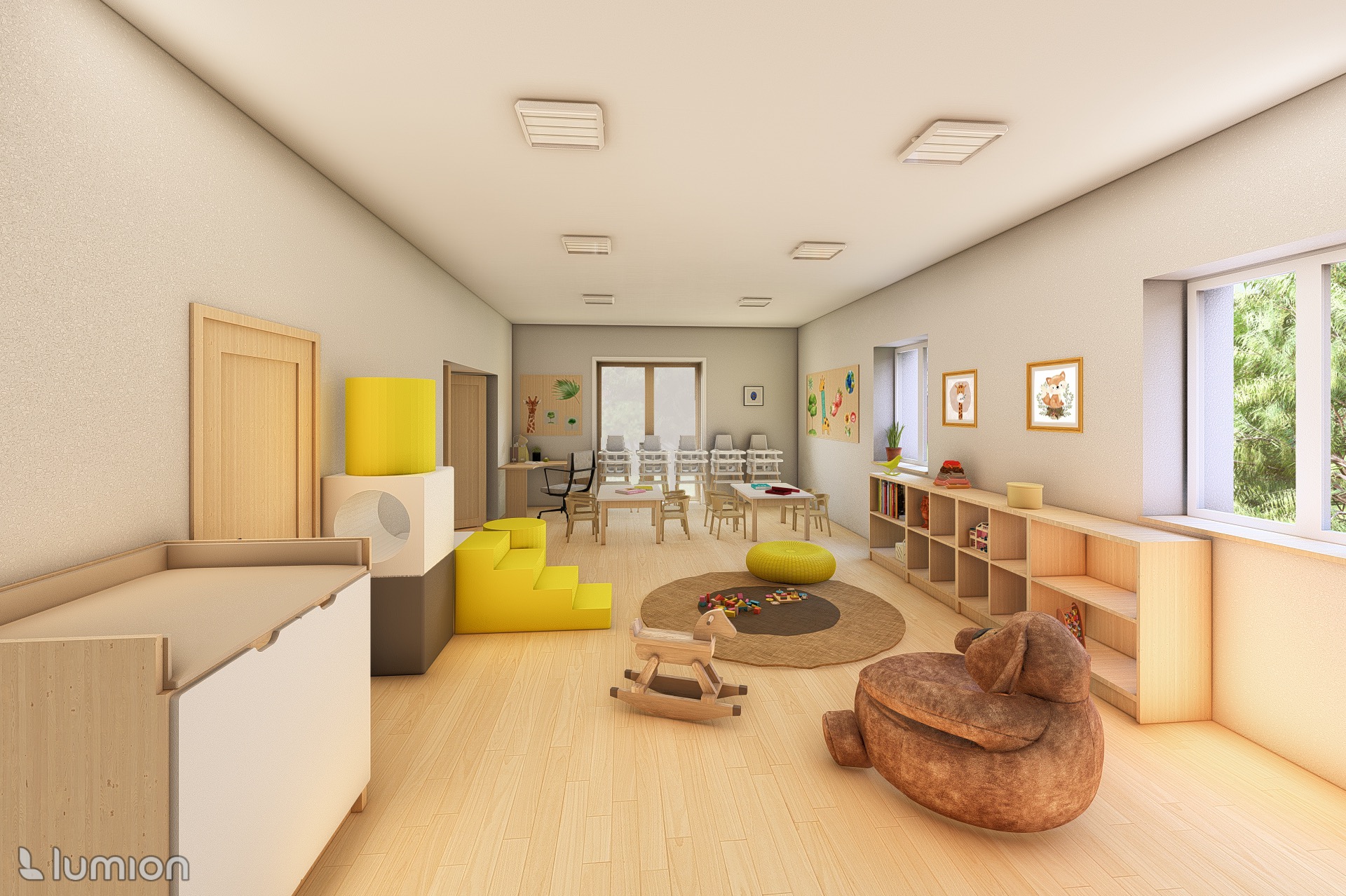 Jasne wnętrze sali zabaw z drewnianymi meblami, zabawkami i dekoracjami ściennymi. Widoczne stoliki, krzesełka, regały i zabawki edukacyjne. Przytulna i bezpieczna przestrzeń.