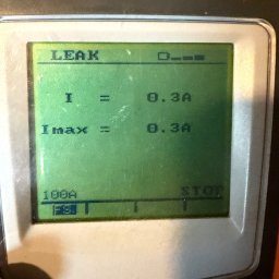 Install-Tech - Ekran miernika HT Combi 420 z wyświetlonym wynikiem pomiaru prądu upływu (LEAK), wskazującym wartości I=0.3A i Imax=0.3A. Widoczny przycisk STOP.
