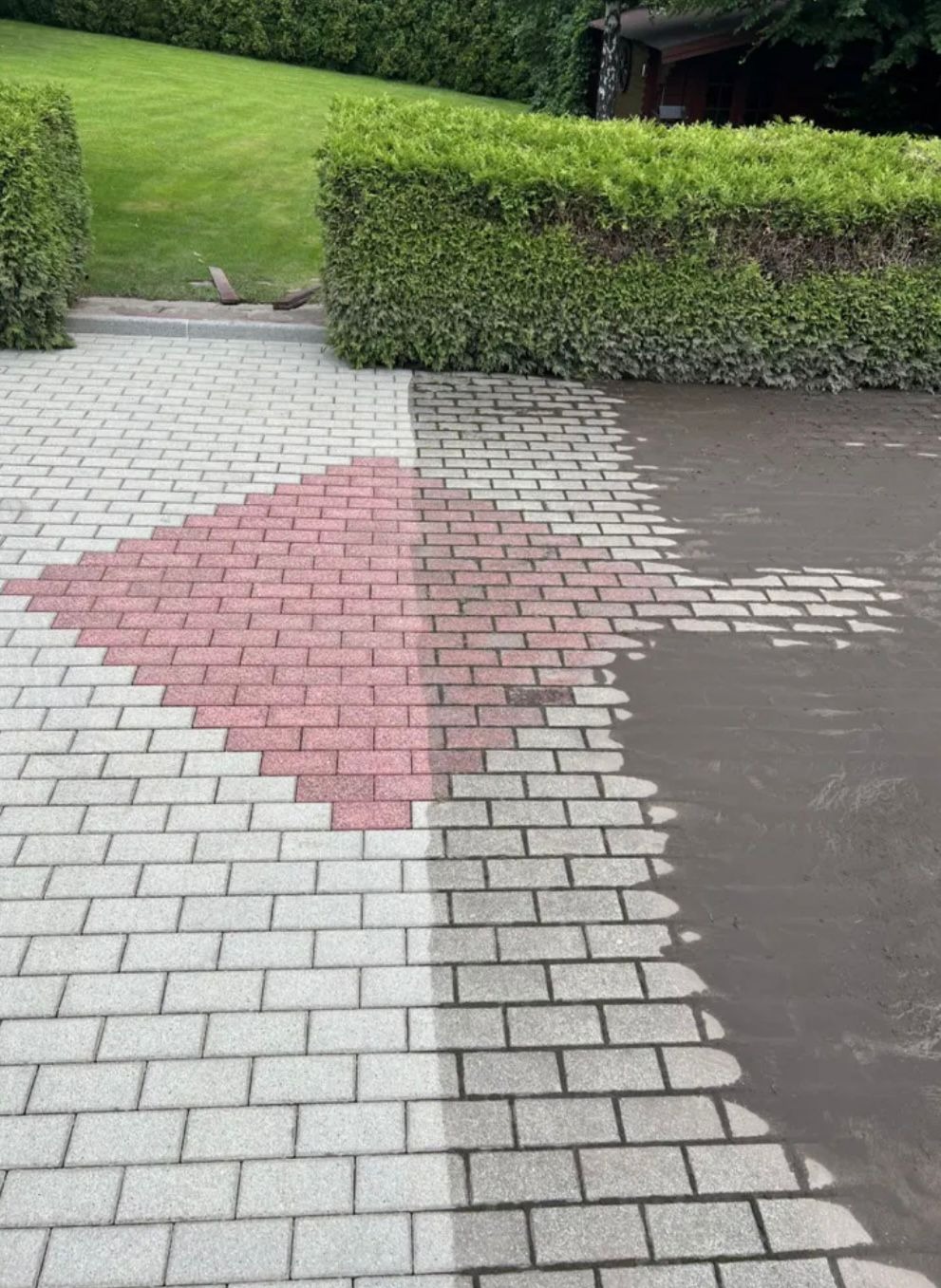 Częściowo umyta kostka brukowa z wzorem w kształcie rombu, kontrastująca z brudną powierzchnią. Widoczna różnica w kolorze i czystości kostki.