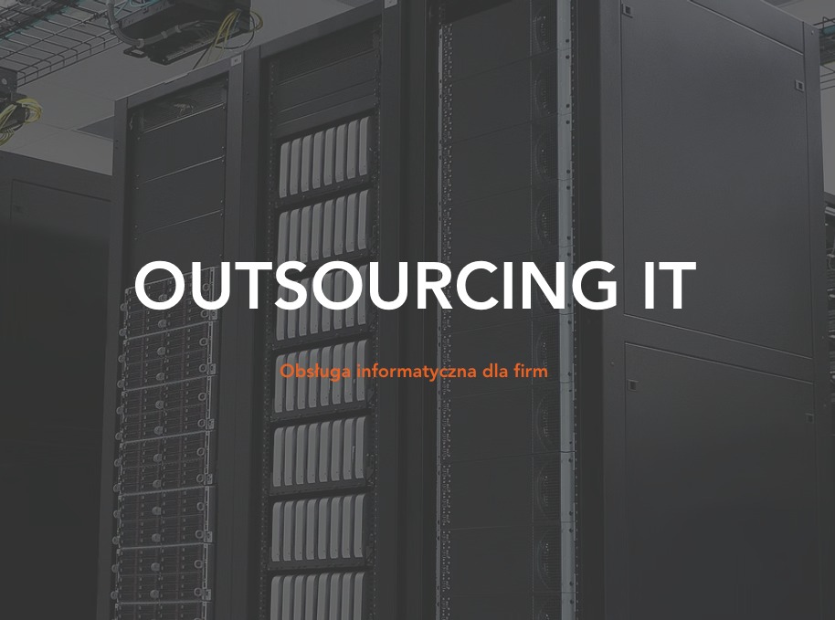 Serwerownia z napisem 'Outsourcing IT' i 'Obsługa informatyczna dla firm'. Widoczne kable i serwery. Ciemne tło, pomarańczowy akcent kolorystyczny.