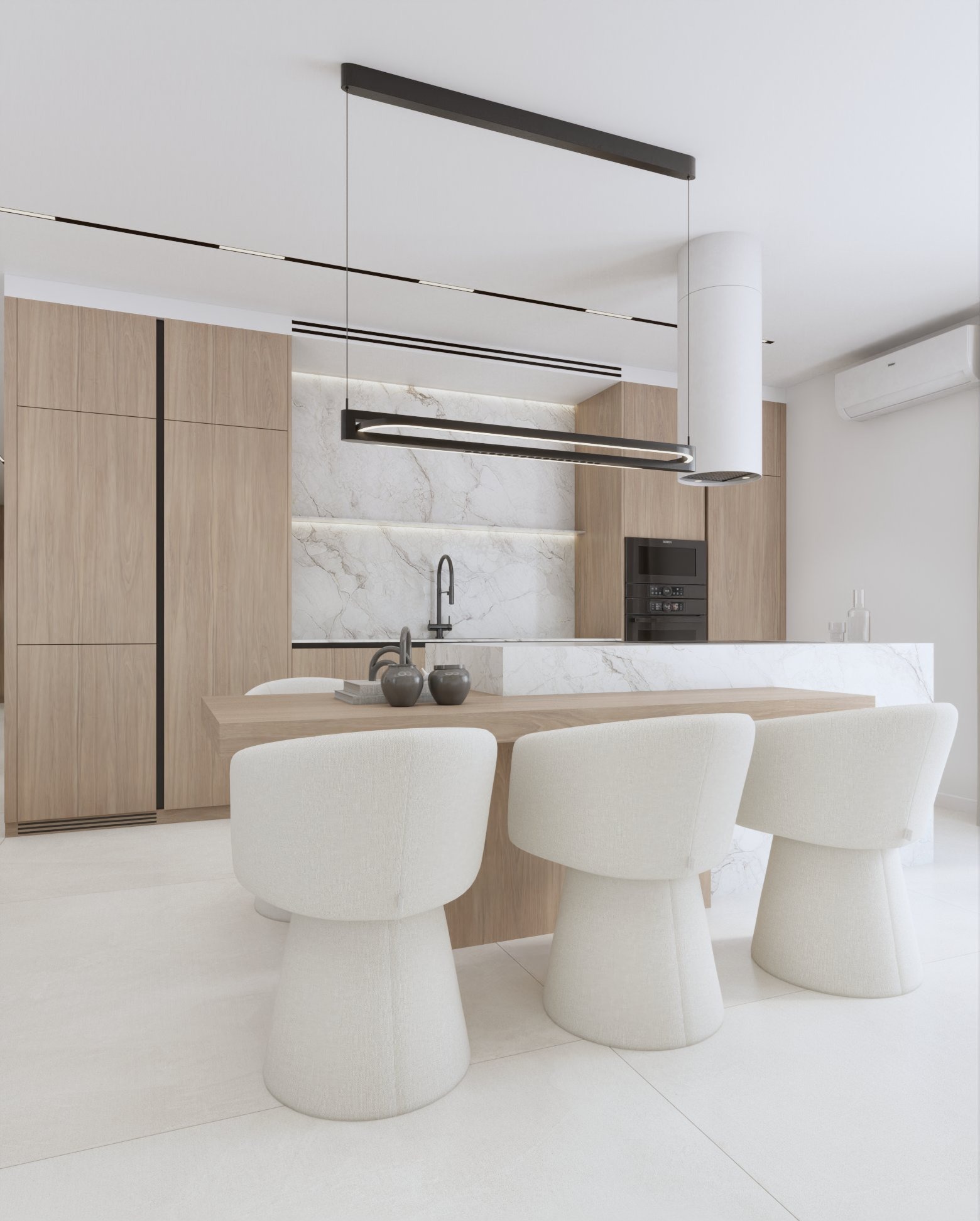 Jasna kuchnia z drewnianymi szafkami, marmurowym blatem i wyspą. Nad wyspą nowoczesna lampa. Trzy białe krzesła przy wyspie. Minimalistyczny design.
