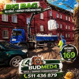 Budmed4 sp z o.o. - Usługa wywozu odpadów poremontowych Big Bag: niebieska ciężarówka z dźwigiem podnosi biały worek Big Bag na tle czerwonego budynku. Reklama firmy Budmed4 z Katowic.