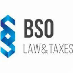Logo firmy BSO Law & Taxes z abstrakcyjnym symbolem w odcieniach niebieskiego po lewej stronie i napisem w kolorze szarym po prawej.