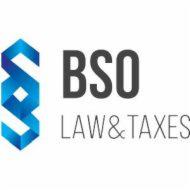 Logo firmy BSO Law & Taxes z abstrakcyjnym symbolem w odcieniach niebieskiego po lewej stronie i napisem w kolorze szarym po prawej.