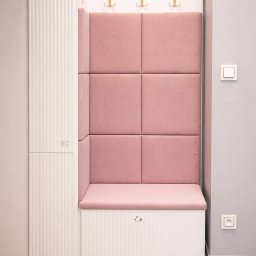 PIOTR STALMACH - Garderoba szafka na buty Korpus - bala alaska Fronty - ryflowane malowane matowe Siedzisko i panele obicie welurowe