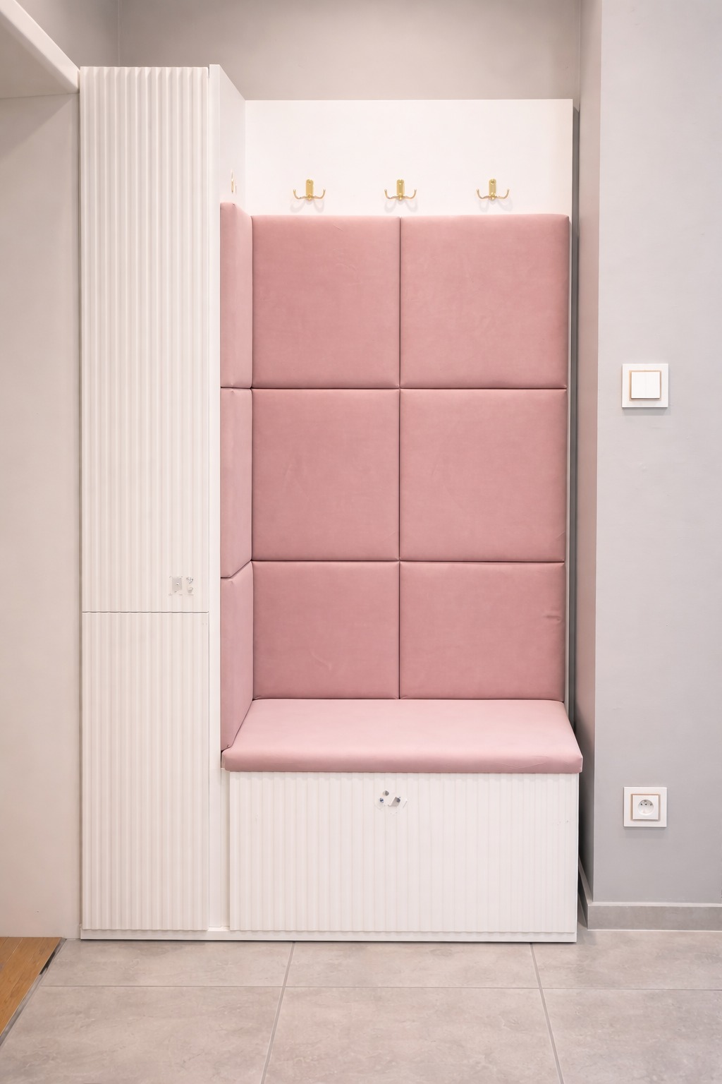 Garderoba szafka na buty Korpus - bala alaska Fronty - ryflowane malowane matowe Siedzisko i panele obicie welurowe