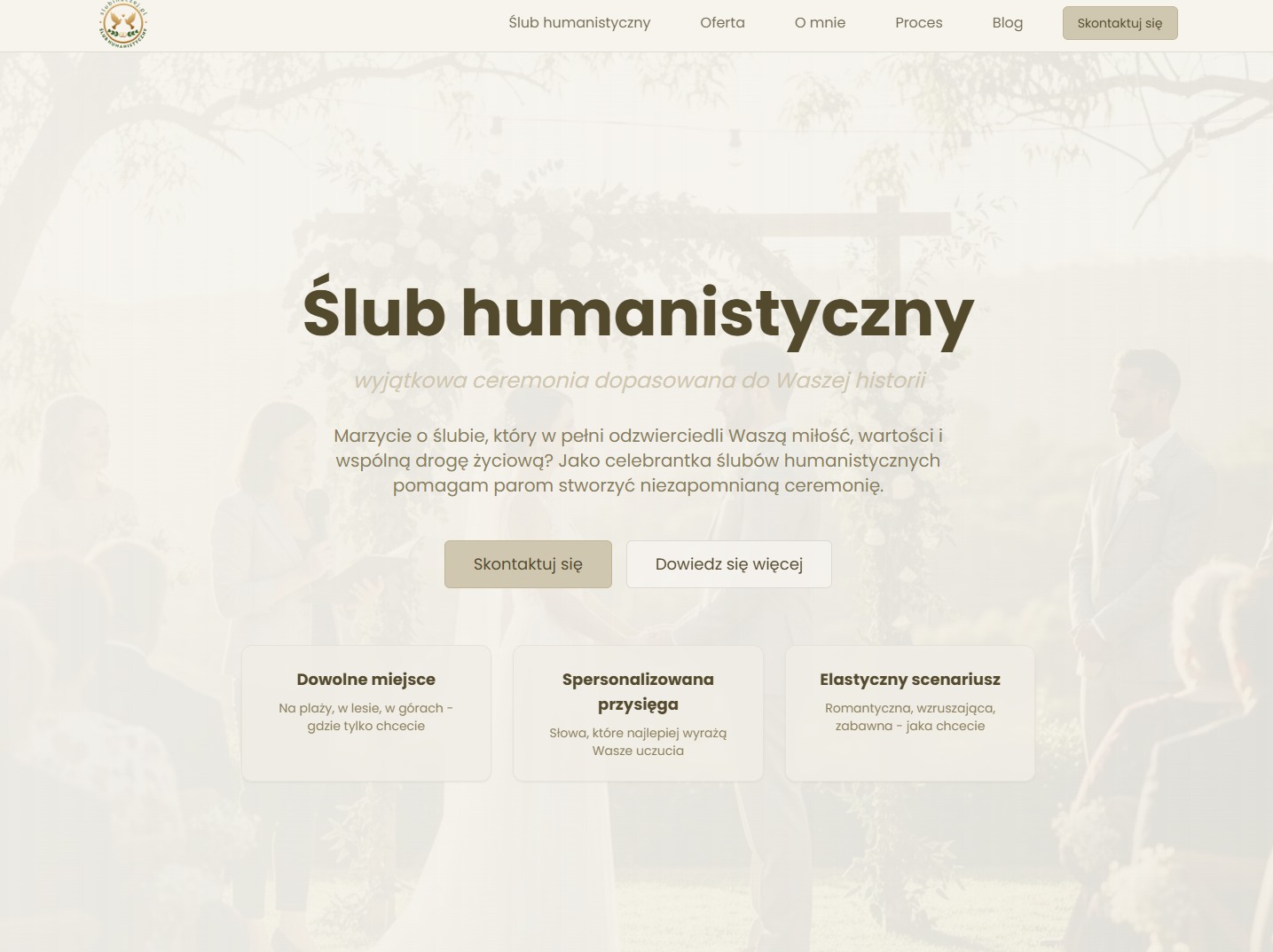 Strona internetowa z nagłówkiem 'Ślub humanistyczny', oferująca wyjątkowe ceremonie ślubne dopasowane do historii pary, z opcją kontaktu i dowiedzenia się więcej.