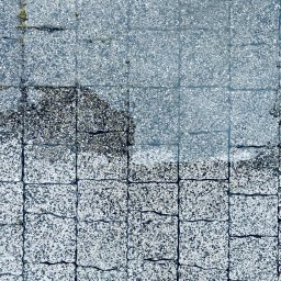 Deepwashservice Mycie ciśnieniowe - Częściowo umyta kostka brukowa z widocznymi zabrudzeniami i mchem, ukazująca efekt czyszczenia. Widok z góry, mokra powierzchnia.