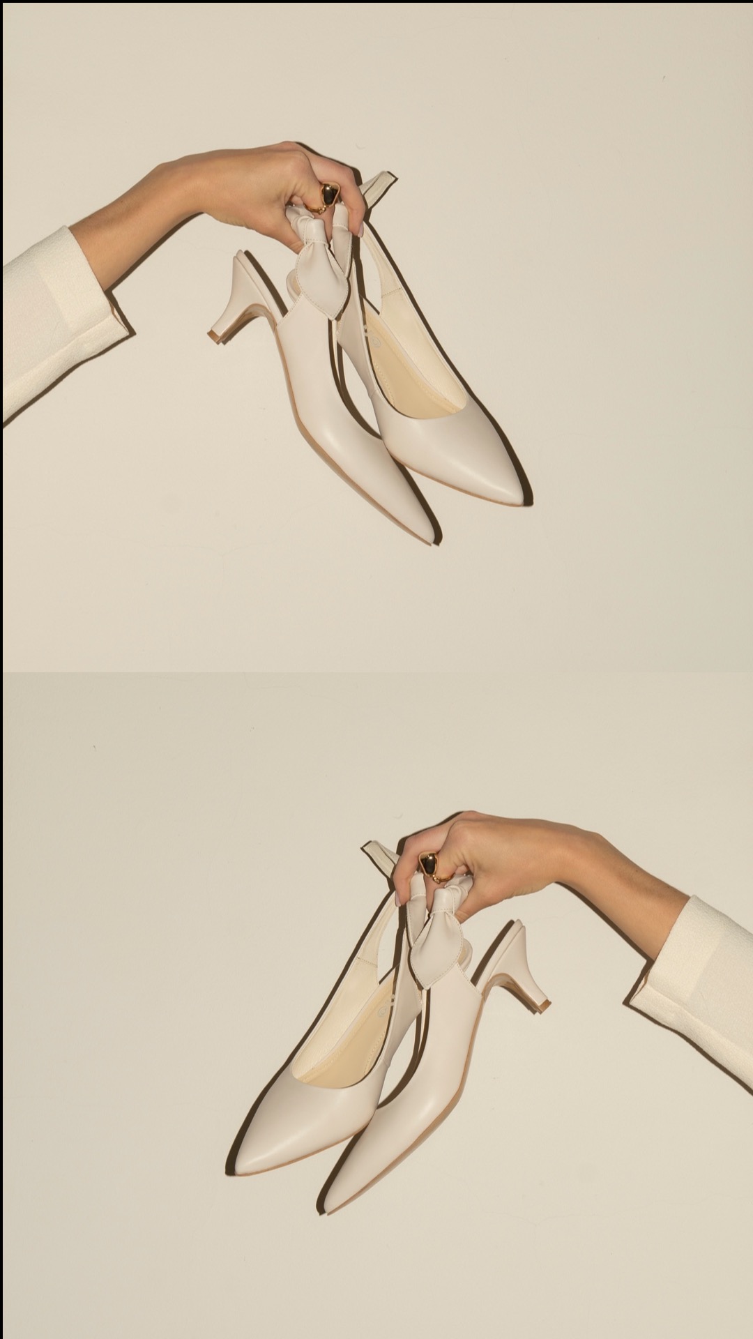 Eleganckie, kremowe czółenka na niskim obcasie, trzymane w dłoni z pierścionkiem, na jasnym tle. Buty z kokardką, delikatne światło podkreśla ich kształt.