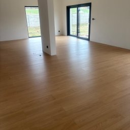 Montaż paneli w salonie