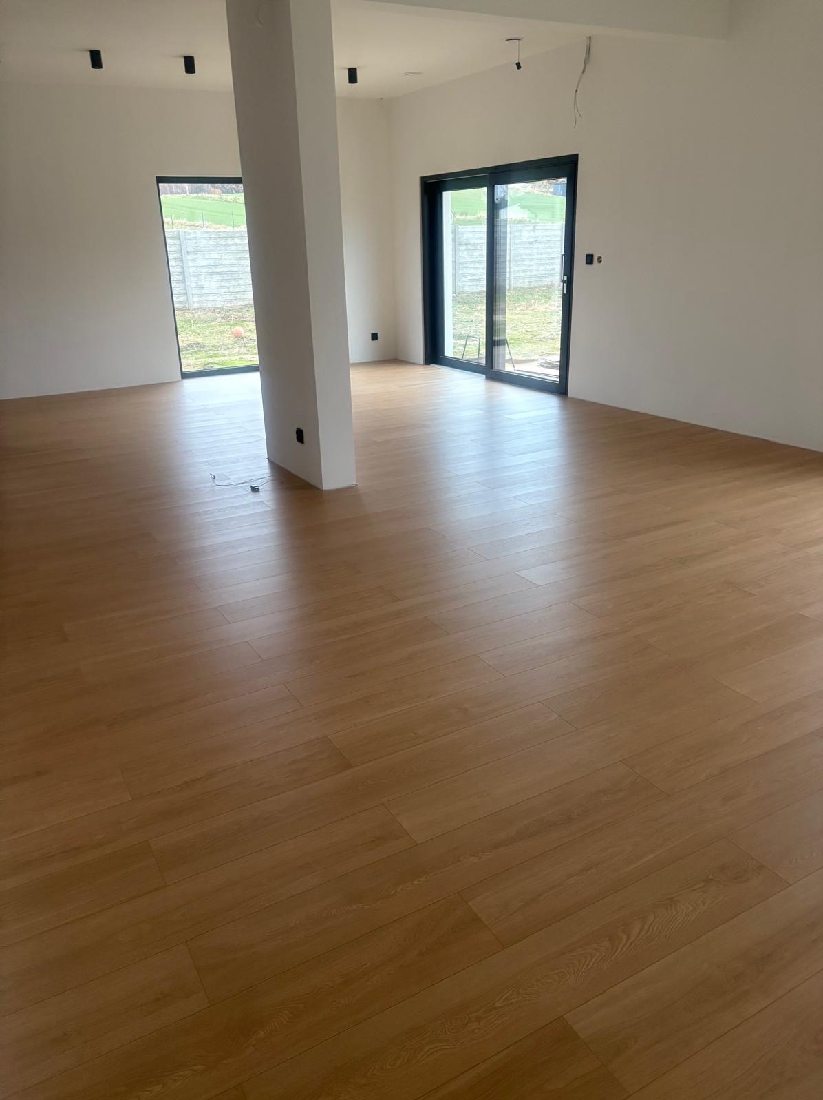 Montaż paneli w salonie