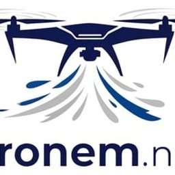 ITA POLSKA SPÓŁKA Z OGRANICZONĄ ODPOWIEDZIALNOŚCIĄ - Grafika: Dron z logotypem dronem.net, rozpylający wodę. Symbolizuje nowoczesne metody czyszczenia i inspekcji z powietrza. Dominują kolory biały i niebieski.