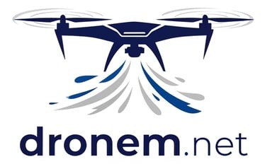 Grafika: Dron z logotypem dronem.net, rozpylający wodę. Symbolizuje nowoczesne metody czyszczenia i inspekcji z powietrza. Dominują kolory biały i niebieski.
