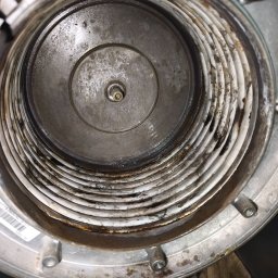 Kamil Góralski - Wnętrze kotła gazowego z widocznymi elementami grzewczymi, wymagające serwisu w Oławie. Widoczne ślady korozji i zabrudzenia.