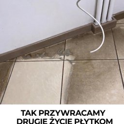 Clean My World - Czyszczenie fug i płytek podłogowych w rogu pomieszczenia, widoczne zabrudzenia i świeżo wyczyszczona powierzchnia. Białe rury przy ścianie.