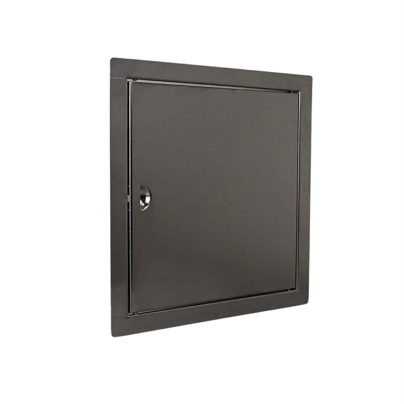 Metalowa klapa rewizyjna w ramie, z uchwytem, na białym tle. Precyzyjne wykonanie, widoczne detale wykończenia. Idealna do zabudowy w ścianach lub sufitach.