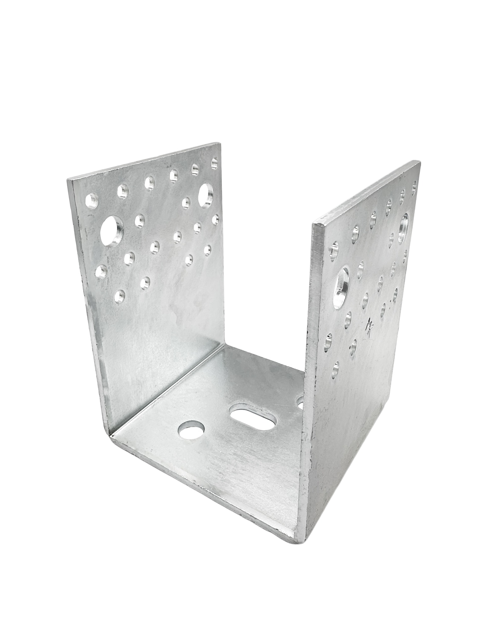 Metalowy łącznik do drewna w kształcie litery U, z otworami na śruby, na białym tle. Widoczne detale wykończenia i precyzja wykonania.