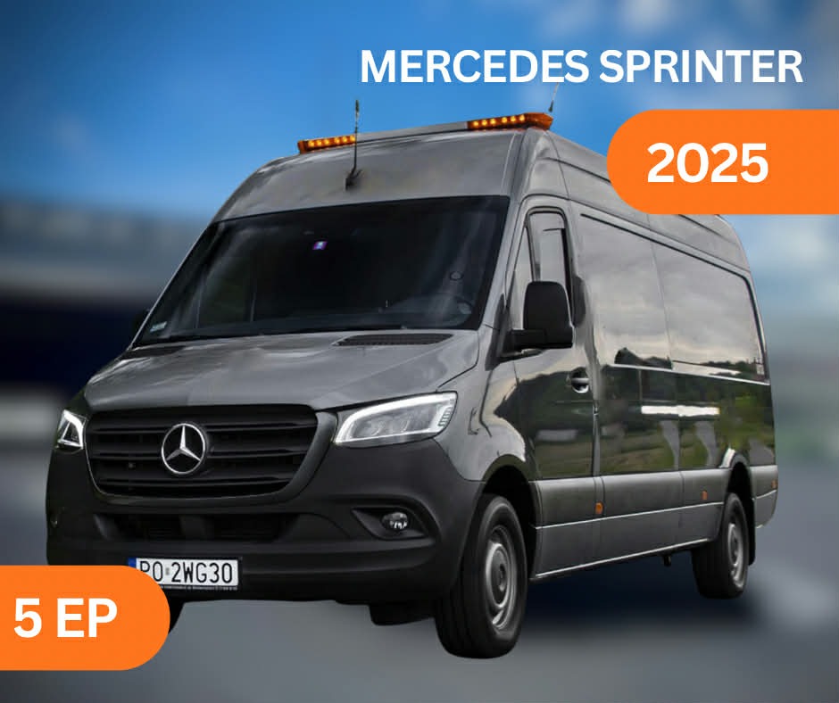 Szary Mercedes Sprinter 2025 z pomarańczowymi akcentami i tablicą rejestracyjną PO 2WG30 na tle błękitnego nieba. Prezentacja modelu.