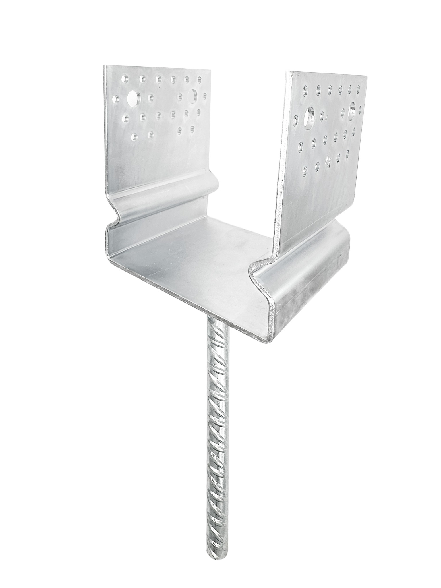 Metalowa kotwa słupa z prętem gwintowanym, widok z przodu na białym tle. Element konstrukcyjny z otworami montażowymi.