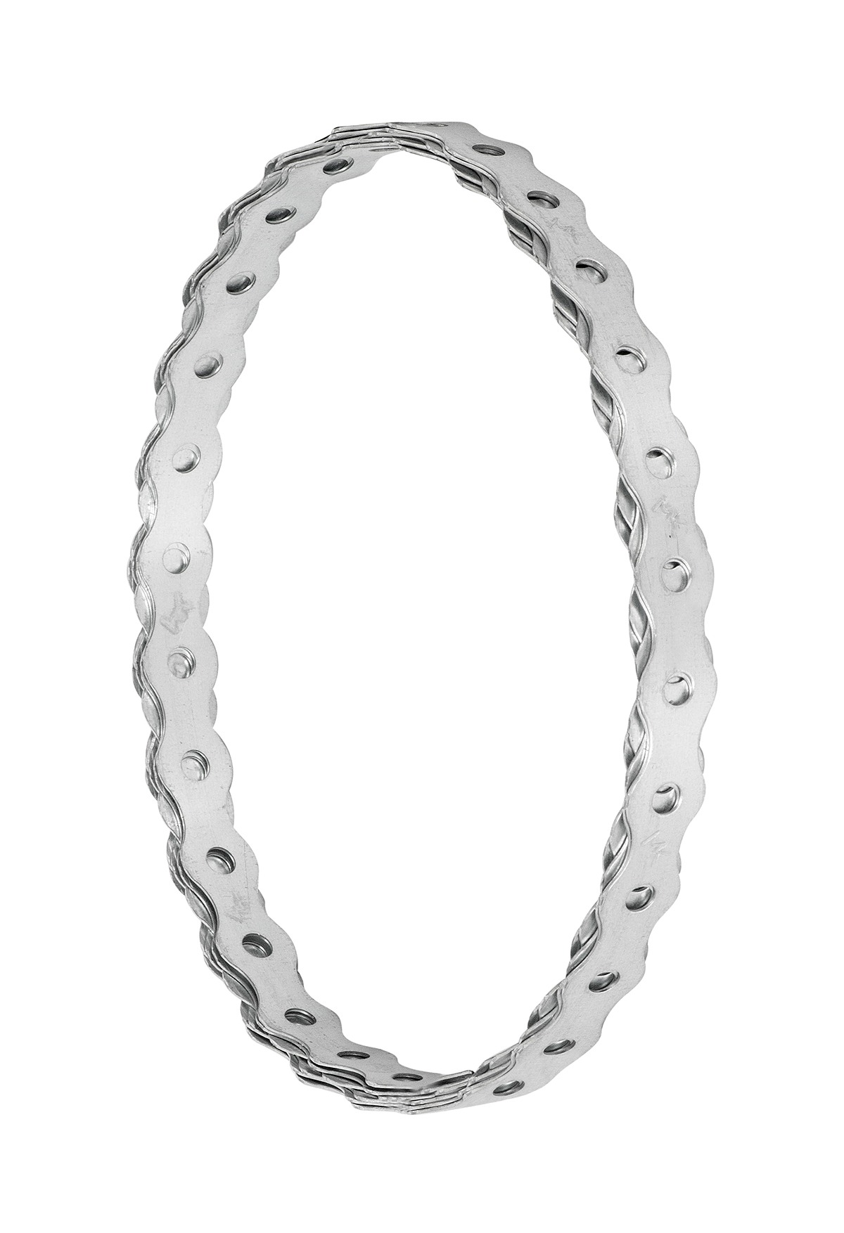 Metalowa obręcz z otworami, ułożona w kształt elipsy na białym tle. Precyzyjne wykonanie, widoczne detale i faktura metalu. Idealne do prezentacji produktu.