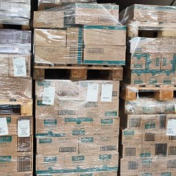 PARTY2 SPÓŁKA Z OGRANICZONĄ ODPOWIEDZIALNOŚCIĄ - Palety z kartonami herbaty Dilmah i kawy Eduscho, owinięte folią stretch, gotowe do transportu. Widoczne etykiety DSV. Magazyn z towarem.