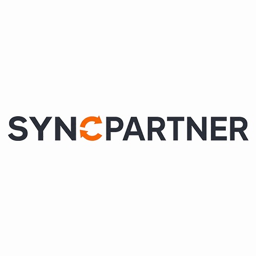 Logo firmy SyncPartner: ciemnoszary napis z pomarańczowym symbolem dwóch strzałek tworzących okrąg w miejscu litery 'C', na białym tle.